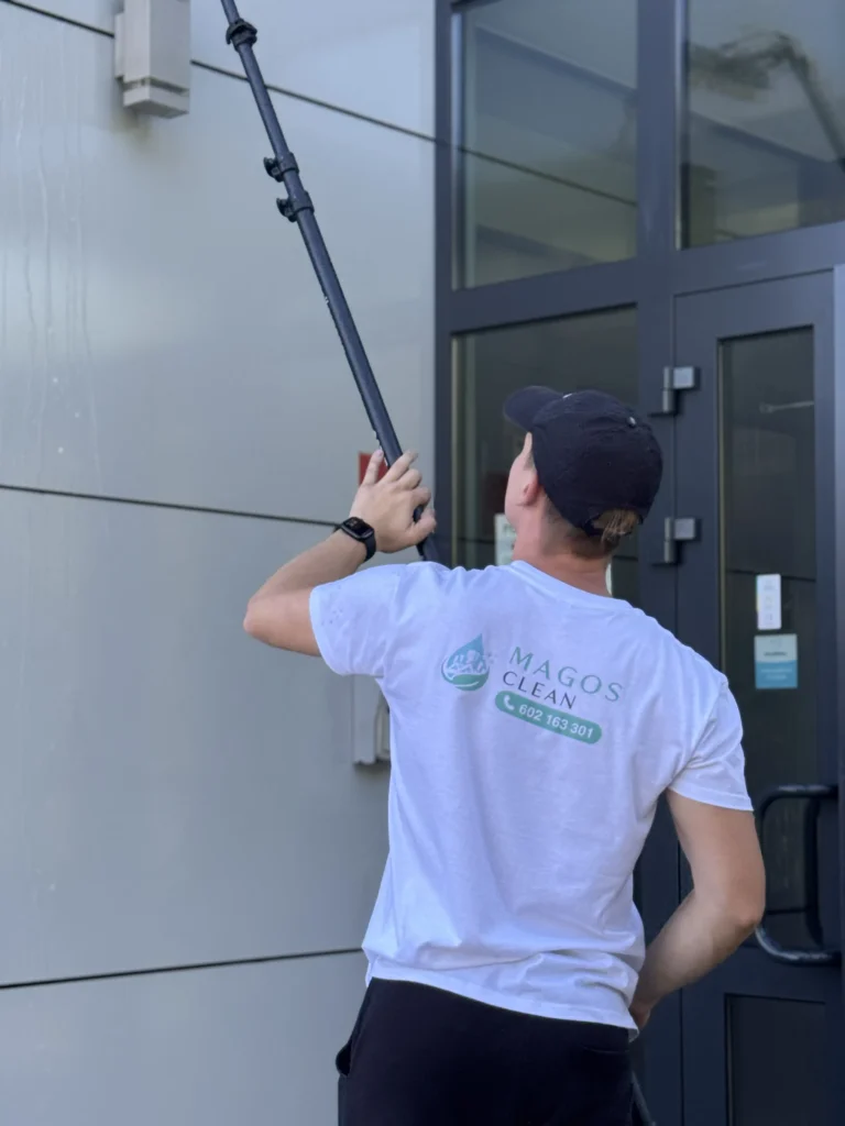 Mycie dużych okien i szklanych fasad w Gliwicach metodą teleskopową przez MagosClean.