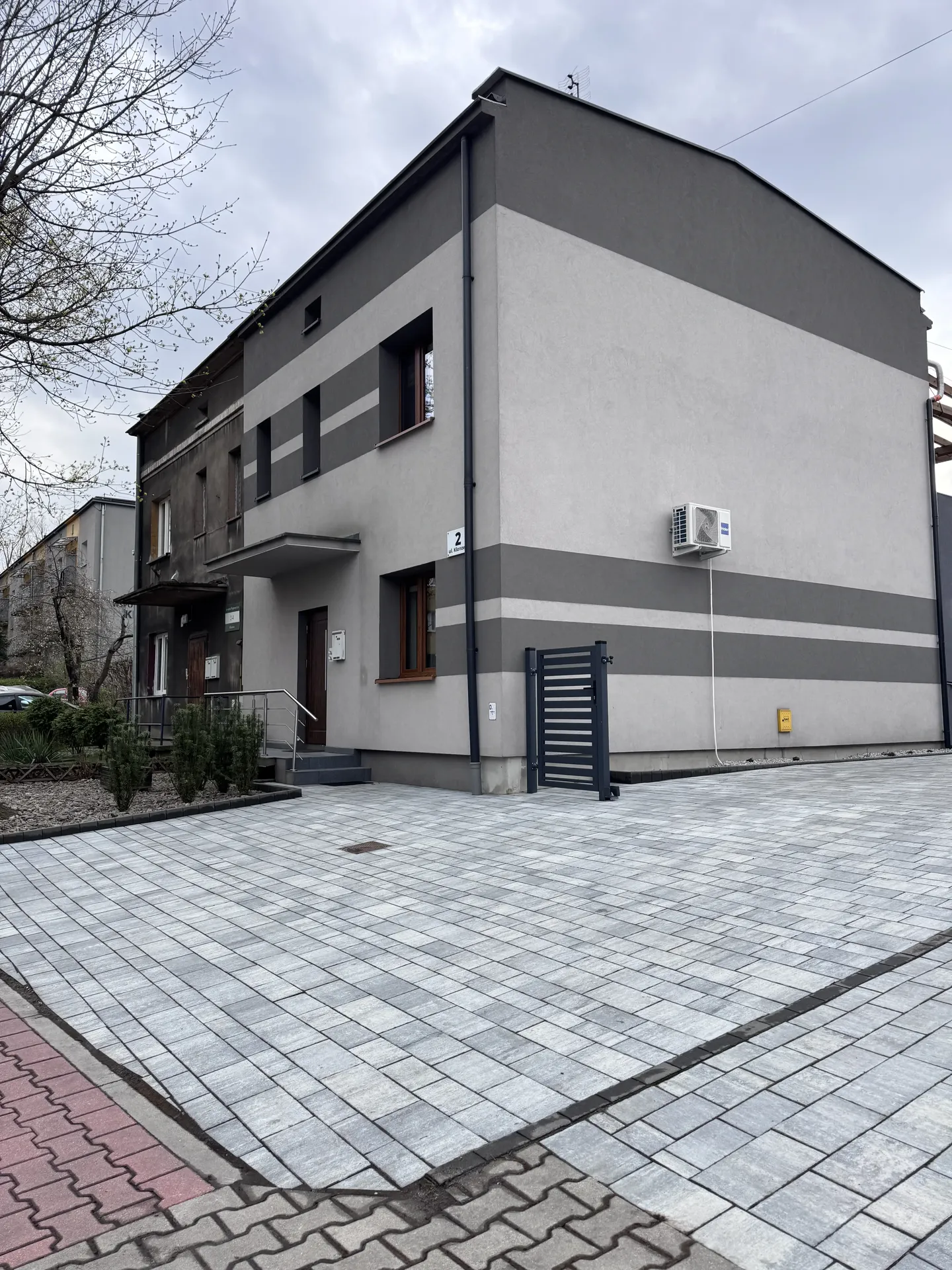 Zauważalny efekt zmycia kostki brukowej przy zabudowie wielorodzinnej.