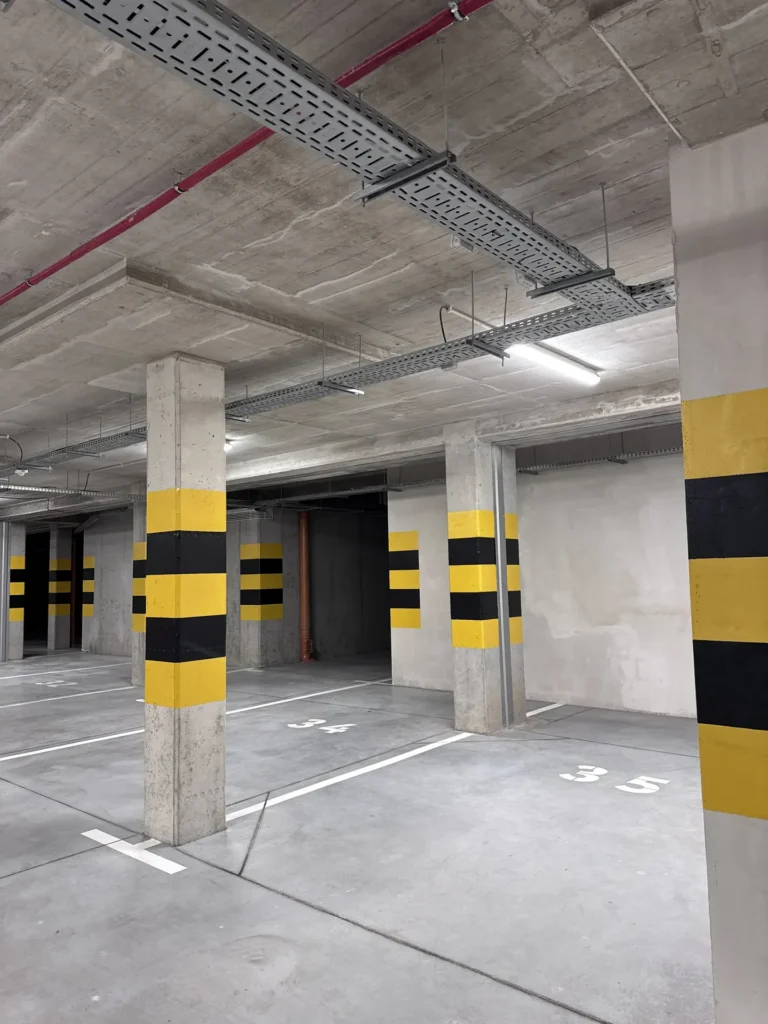 Wolny od uciążliwego pyłu i wycieków oleju parking podziemny.